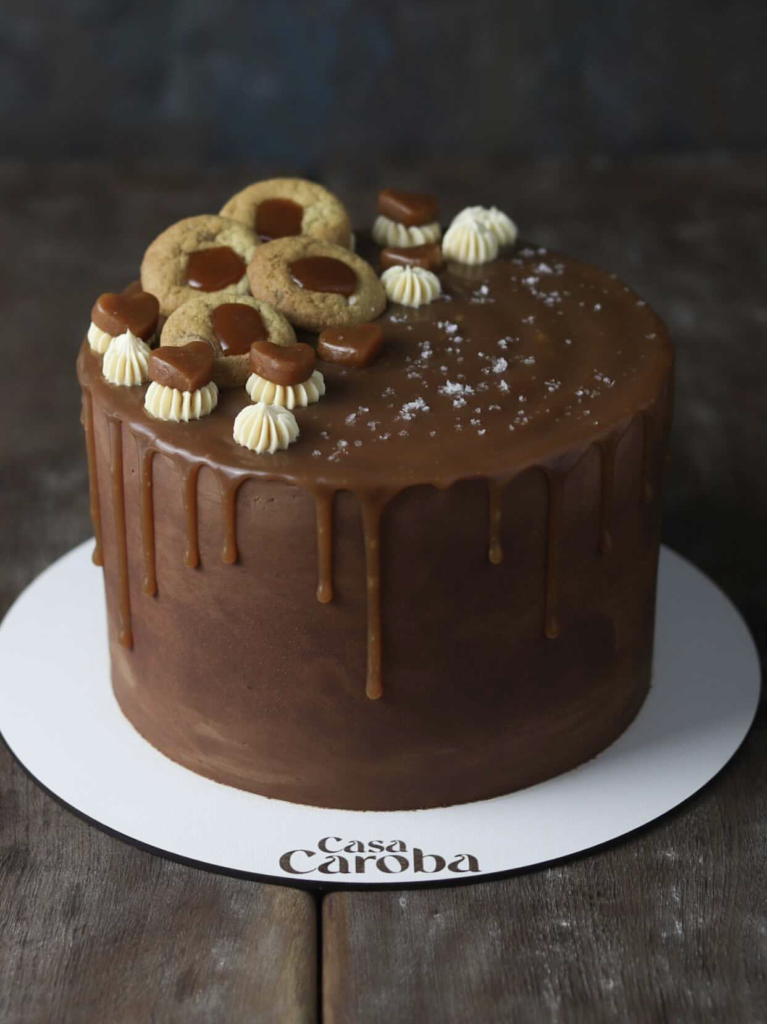 bolo de chocolate com cookies e caramelo escorrendo